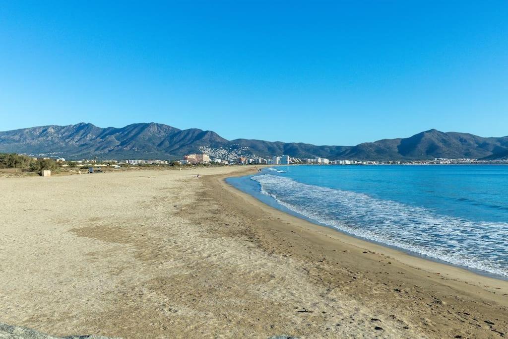 V020 - Puerto Primero เอมปูเรียบราบา ภายนอก รูปภาพ